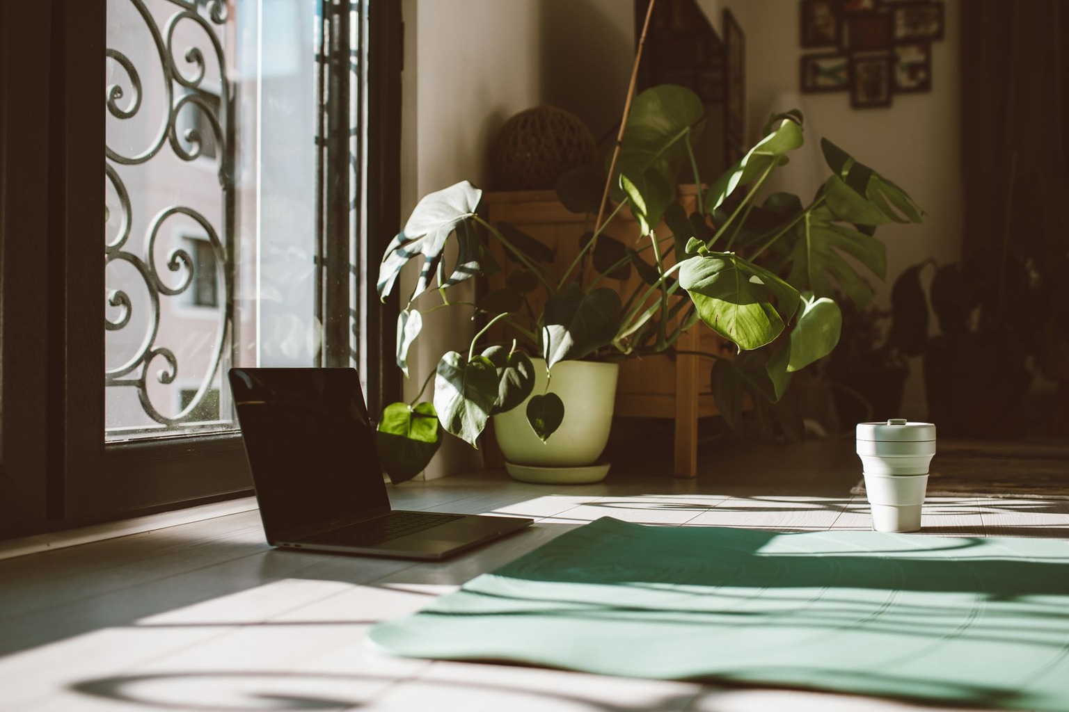 Cómo mejorar la flexibilidad articular con estiramientos lentos en casa — Integración en la rutina diaria: cómo hacer de