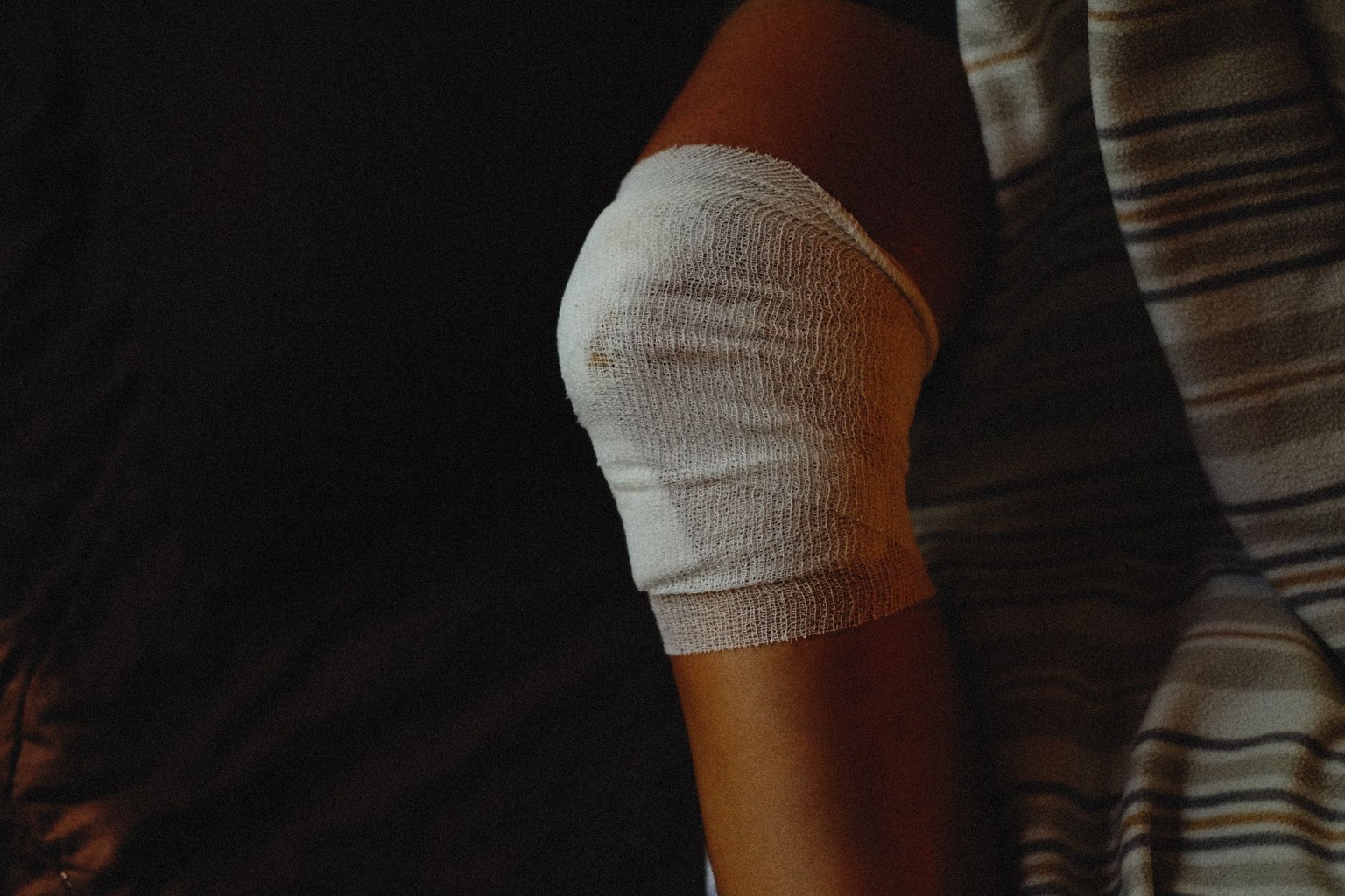 Ejercicios con bandas elásticas para mejorar la movilidad de rodillas y caderas — Fortalecimiento del cuádriceps con ext