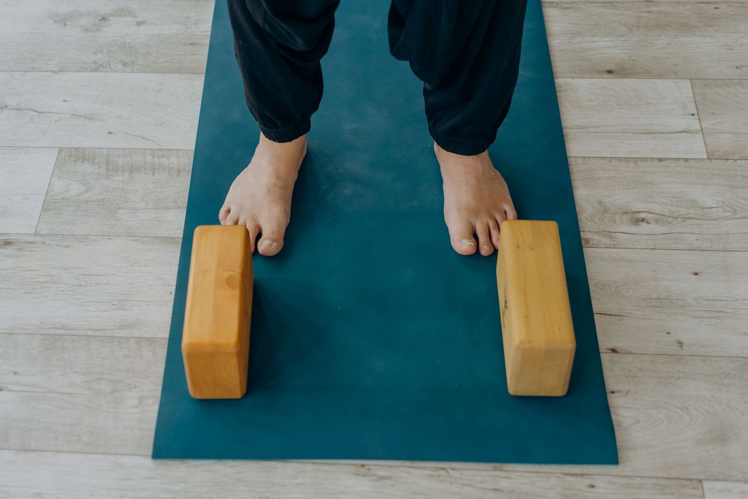 Yoga restaurativo: posturas suaves para reparar el cartílago dañado — Adaptaciones para rodillas sensibles Yoga restaurativo: posturas suaves para reparar el cartílago dañado — Adaptaciones para rodillas sensibles
